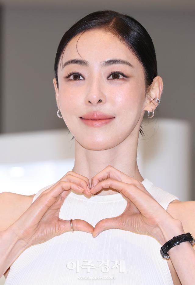 Lee Da-hee posa con un adorable gesto de corazón con las manos