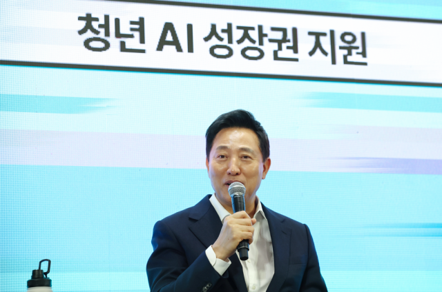 오세훈 서울시장이 27일 서울시청 대회의실에서 열린 청년 AI성장권 지원 시범사업 오픈토크에 참석해 지난달 서울시의회에서 관련 예산이 전액 삭감된 데 대해 “여소야대가 되면 일하는 데 여러 가지로 힘이 든다 뜻대로 되는 일이 거의 없다”며 아쉬움을 드러냈다 사진서울시