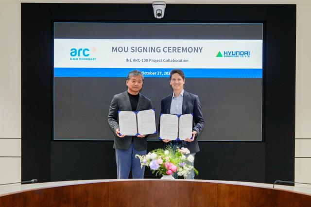 27일 서울 종로구 현대엔지니어링 본사에서 진행된 ‘현대엔지니어링-ARC 협력 MOU 체결식’에 참석한 현대엔지니어링 주우정 대표이사좌와 ARC 제임스 울프James Wolf CEO가 기념 촬영을 하고 있다 사진현대엔지니어링