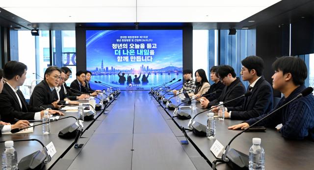 권대영 재정경제부 차관이 10월 27일 서울 마포구 SVC Seoul 현장에 방문 간담회를 주재하고 있다 사진재정경제부