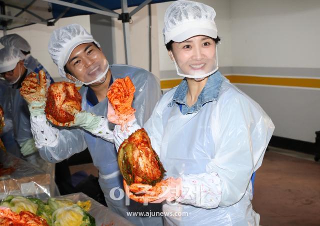 Park Ha-seon prepara kimchi en actividad de voluntariado para bienestar de ancianos