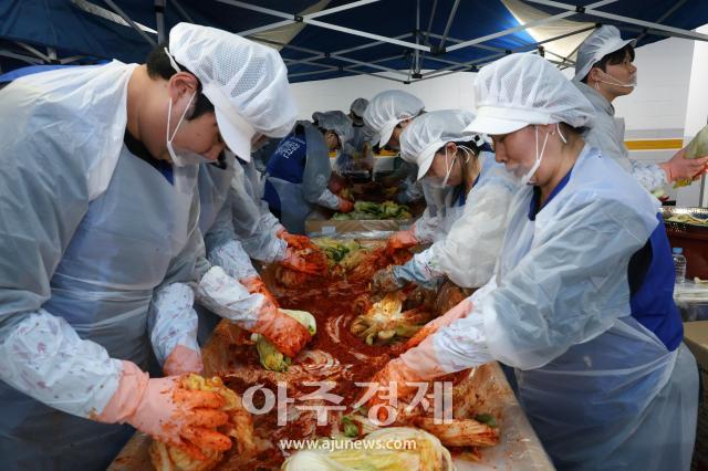 [Foto] Voluntarios realizan actividad de distribución de kimchi para el Chuseok
