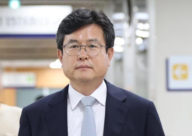 비상계엄 이후 사후 문건을 작성한 혐의로 기소된 강의구 전 대통령실 부속실장이 28일 서울 서초구 서울중앙지법에서 열린 1심 선고에 출석하기 위해 법정으로 향하고 있다 사진연합뉴스