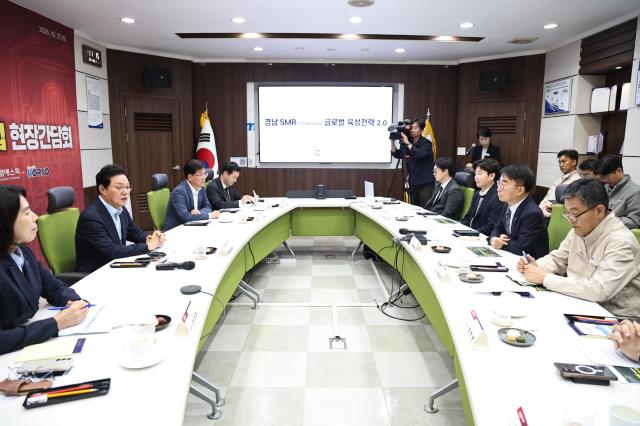 박완수 경남도지사가 27일 범한메카텍에서 원전·SMR 관련 기업 대표들과 만나 지역 중소기업 수주 확대와 제조설비 투자 지원 등에 관한 건의사항을 청취하고 있다사진경상남도