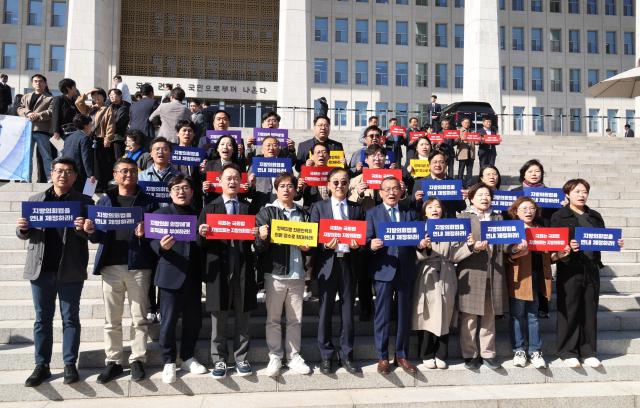 최주만 의장앞줄 오른쪽 다섯 번째 등 상임위원장단과 의원들이 27일 지방의회법 연내 제정을 촉구하는 전국 지방의회 의원 대회에 참석해 지방의회법의 연내 제정을 강력히 촉구하고 있다사진전주시의회