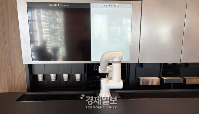 목동 아이파크 라운지 내부에 마련된 무인 카페에서 로봇팔이 직접 커피를 제조하고 있다 사진우용하 기자 