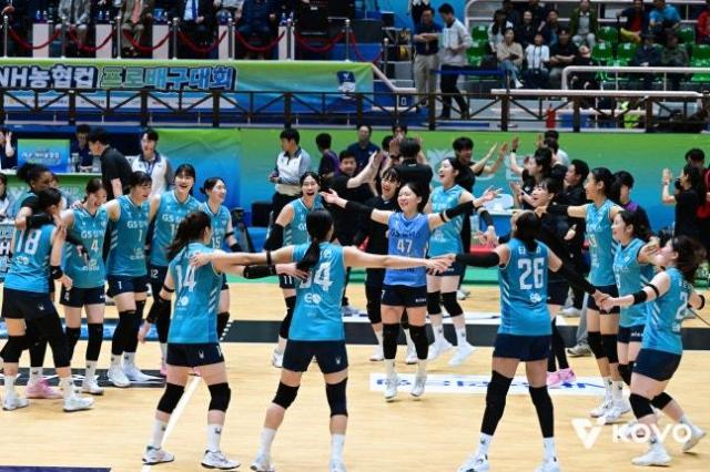 GS칼텍스는 18일 여수 진남체육관에서 열린 2026 여수·NH농협컵 프로배구대회 여자부 결승에서 한국도로공사를 3대 225-23 26-28 18-25 25-22 15-5로 제압하면서 2023년 이후 3년 만의 정상 탈환에 성공했다 사진KOVO