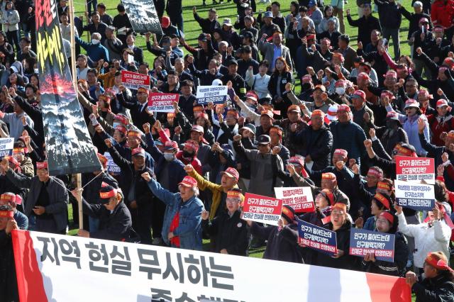 인제군민들이 27일 서울 국회 앞에서 규탄대회를 열고 지방우대지수 2권역 분류안 재검토와 인구감소지역 추가 지정을 촉구하고 있다사진인제군