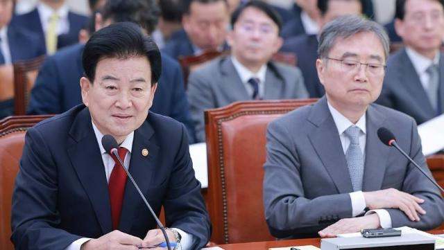정동영 통일부 장관이 27일 국회 외교통일위원회에서 열린 외교부 통일부 등에 대한 종합감사에서 외통위원 질의에 답하고 있다 정 장관 오른쪽은 조현 외교부 장관 사진연합뉴스