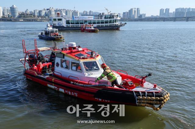 Seúl realiza simulacro integral de incendio en crucero del río Han con despliegue total de buques de rescate
