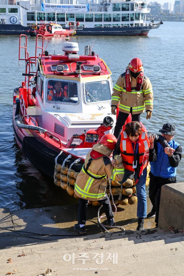 Seúl realiza simulacro integral de respuesta a emergencias acuáticas múltiples en el río Han