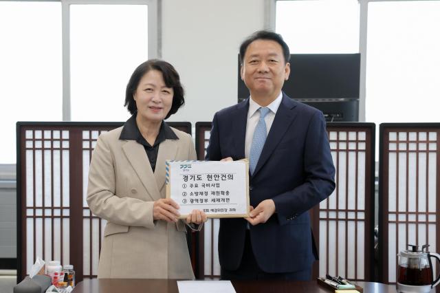 추미애 경기도지사가 27일 이광재 국회 예결위원장과 한병도 더불어민주당 원내대표를 잇따라 만나 소방재정의 국가책임 확대와 세제개편 필요성에 대해 강력하게 건의했다 사진경기도