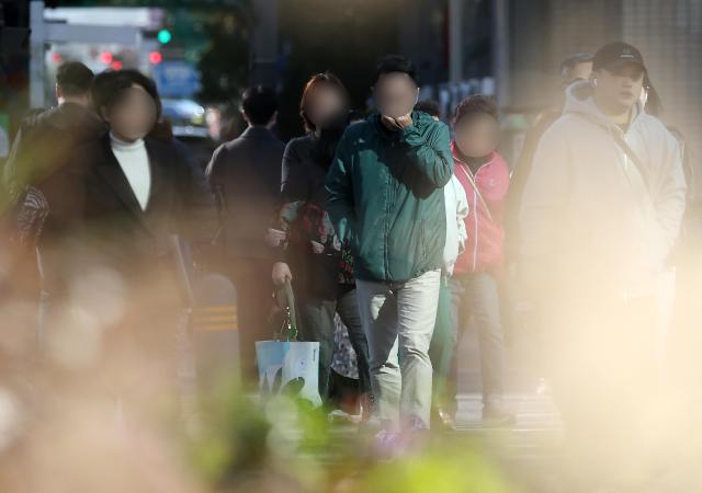 몸을 움츠리게 되는 날씨…전국 곳곳 찾아온 가을 추위 사진연합뉴스