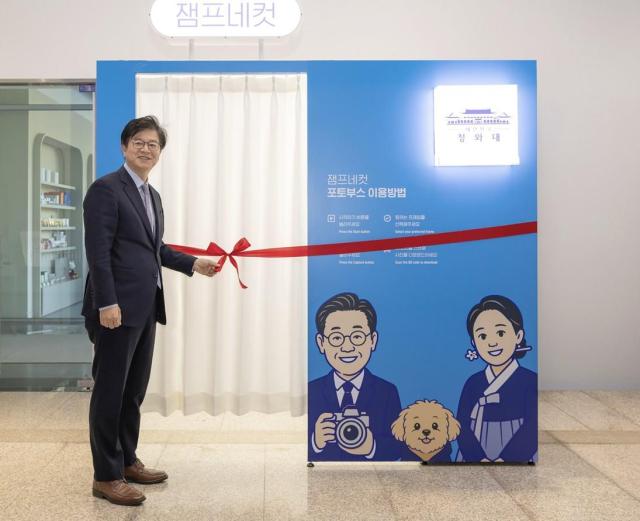 성기홍 청와대 홍보소통수석이 27일 청와대 사랑채 로비에 설치된 참여형 무료 체험 콘텐츠 ‘잼프네컷 포토부스’를 홍보하고 있다 사진연합뉴스