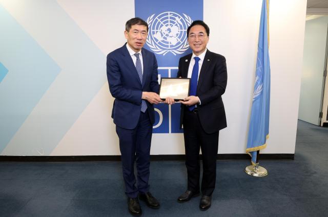 박수현 충남도지사가 26일현지 시각 미국 뉴욕 유엔개발계획UNDP 본부에서 쉬 하오량 부총재를 만나 글로벌 AI 허브 충남 유치를 위한 협력 방안을 논의했다 사진충남도다
