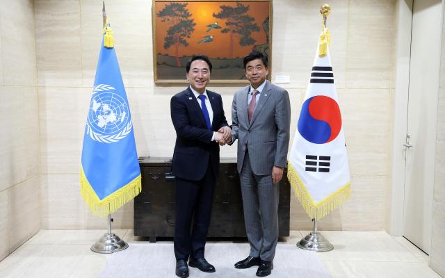 박수현 충남도지사가 26일현지 시각 미국 뉴욕 주유엔 대한민국 대표부에서 차지훈 대사와 AI 산업 혁신 사회적 격차 해소 및 글로벌 AI 허브 유치 방안을 논의하고 있다사진충남도