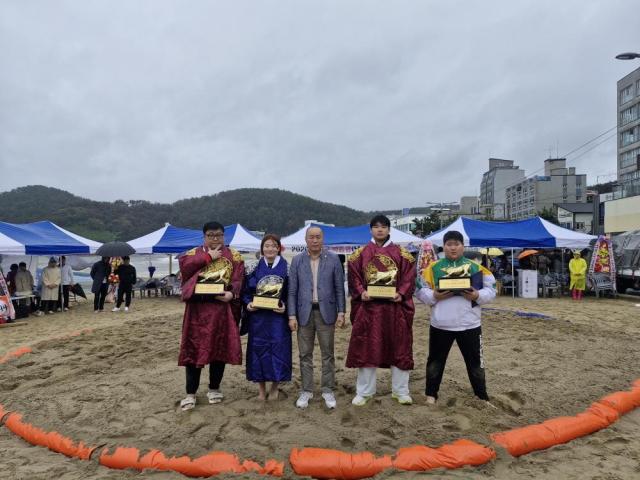 지난 25일 열린 2026 기장군 씨름왕 선발대회에서 각 부문 우승자들이 기념촬영을 하고 있다왼쪽부터 일반 남자부 황종국 선수 일반 여자부 정유라 선수 최원순 기장군씨름협회장 중등부 배현진 선수 초등부 손수현 선수사진기장군