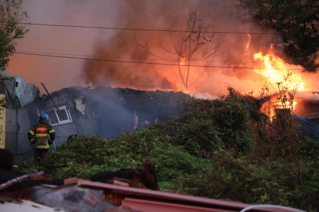 Fire spreads through Seouls Guryong Village, no casualties yet
