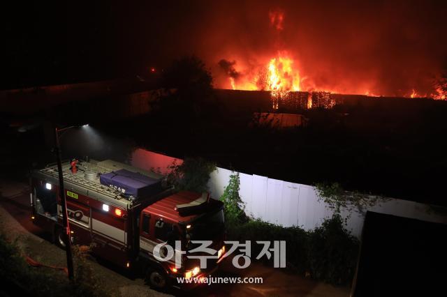 Incendio en Gangnam: llamas y humo se elevan detrás de un vehículo de bomberos