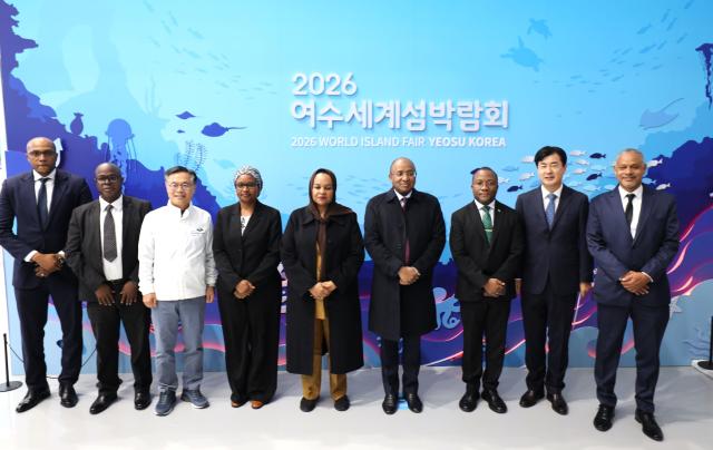 27일 전남 여수에서 열린 ‘2026여수세계섬박람회’를 방문한 탄자니아 잔지바르 자치정부의 후세인 알리 음위니 대통령왼쪽 여섯 번째이 부인과 주요 대표단 박람회 관계자들과 함께 기념촬영을 하고 있다 이날 잔지바르 대표단은 박람회 전시관을 둘러보고 해양관광과 경제협력 확대 방안을 논의했다 사진2026여수세계섬박람회 조직위원회
