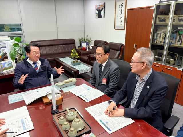 김병성 해남부군수가운데가 27일 국회를 방문해 문금주 국회의원왼쪽에게 해남군 주요 현안사업의 필요성을 설명하고 있다 이날 김 부군수는 국회의원실 9곳을 잇달아 방문해 광역교통망 확충과 RE100 국가산단 지정 AI 데이터센터 기반시설 구축 등 내년도 국비 지원을 건의했다 사진해남군
