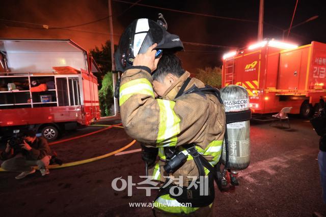 [Foto] Bombero se prepara para reingresar al área de incendio