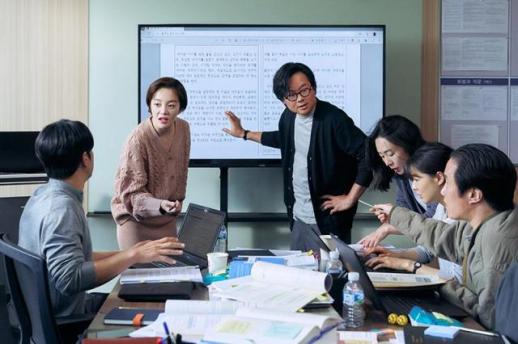 [최씨네 리뷰] 문제 없는 문제, 문제투성이 어른들…수능, 출제의 비밀
