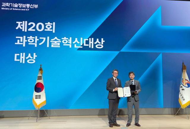 김병수 한국관광공사 디지털협력파트장오른쪽이 27일 열린 제20회 과학기술혁신대상 시상식에서 통합 대상과학기술정보통신부장관상을 받고 기념촬영을 하고 있다 사진한국관광공사