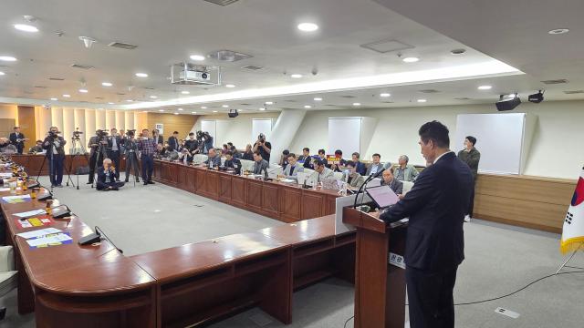 함평군 재생에너지 생산기지 특구지정 범군민 추진위원회 관계자가 지난 27일 전남광주통합특별시의회 광주청사 대회의실에서 재생에너지 생산특구 지정과 RE100 국가산업단지 유치를 촉구하는 기자회견문을 발표하고 있다사진추진위원회