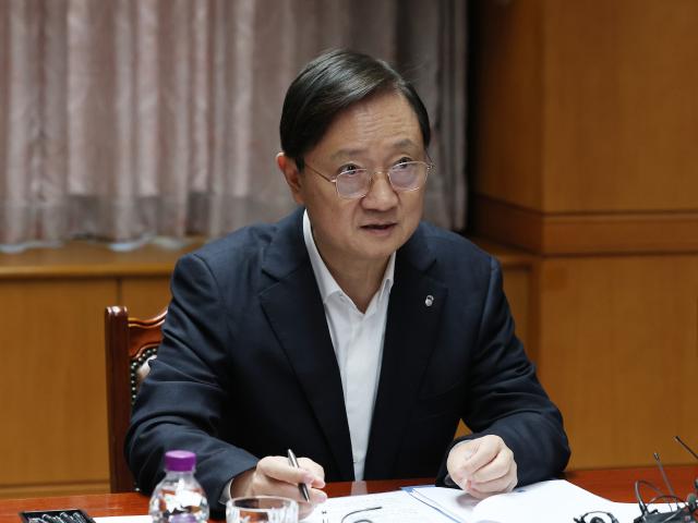 이찬진 금융감독원장이 28일 서울 영등포구 금융감독원에서 열린 은행지주 이사회 의장 간담회에서 발언하고 있다