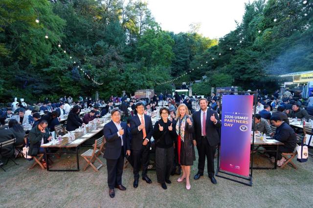 미국육류수출협회 2026 USMEF Partners Day에서 기념 사진을 촬영하는 주요 관계자 왼쪽부터 박준일 미국육류수출협회 한국지사장 진 김 주한미국대사관 농업무역관장 양지혜 미국육류수출협회 아시아태평양지역 부사장 켈리 스탱 주한미국대사관 농무참사관 지크 스피어스 주한미국대사관 선임 농무관사진미국육류수출협회