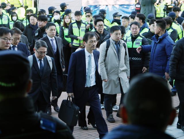  이태한 선거관리위원회 특별검사가 28일 6·3 지방선거 투표용지 공개 검증을 위해 서울 올림픽공원 핸드볼경기장에 들어가고 있다 20261028 사진연합뉴스