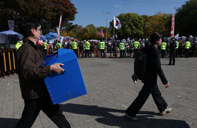 6·3 지방선거 투표용지 부족 사태 등을 수사하는 이태한 선거관리위원회 특별검사팀이 27일 서울 송파구 올림픽공원 핸드볼경기장을 압수수색했다  사진연합뉴스