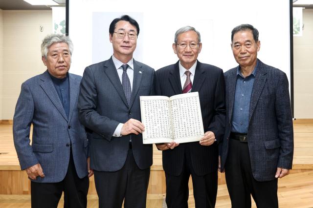 정명근 화성특례시장왼쪽 두 번째이 수성최씨 마산종중의 최중부·최원택·최철용 씨시장을 제외하고 왼쪽부터에게 지난해 기증한 『송은공 효행록』의 복제본을 증정한 후 기념촬영을 하고 있다 사진화성시