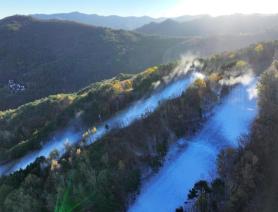 韩国江原道滑雪场造雪迎冬