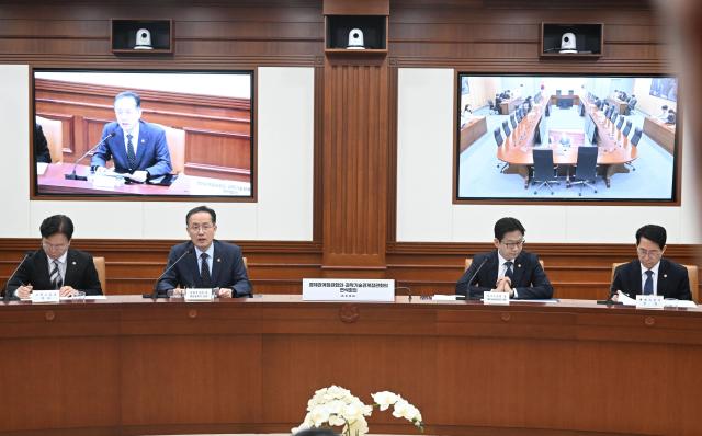 이형일 부총리 겸 재정경제부 장관왼쪽 두 번째이 10월 28일 배경훈 과기부총리와 함께 서울 종로구 정부서울청사에서 열린 경제관계장관회의-과학기술관계장관회의 연석회의를 주재 모두발언을 하고 있다 사진재정경제부