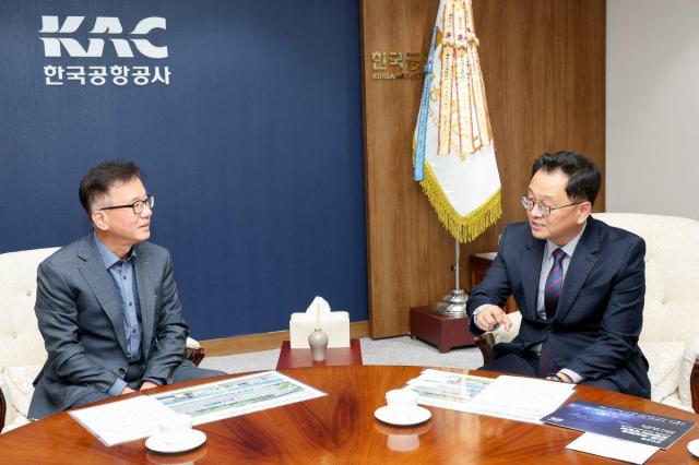민경선 고양특례시장오른쪽이 김원준 한국공항공사 사장과 환담을 나누고 있다 사진고양시