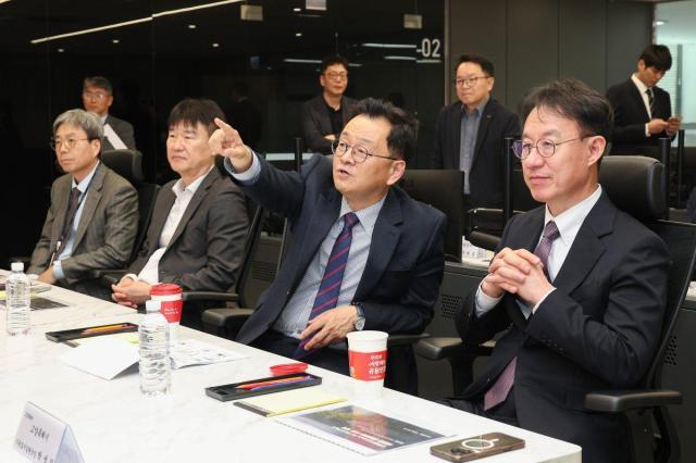민경선 고양특례시장오른쪽 두 번째이 미래항공교통센터를 방문해 센터 소개를 듣고 있다 사진고양시