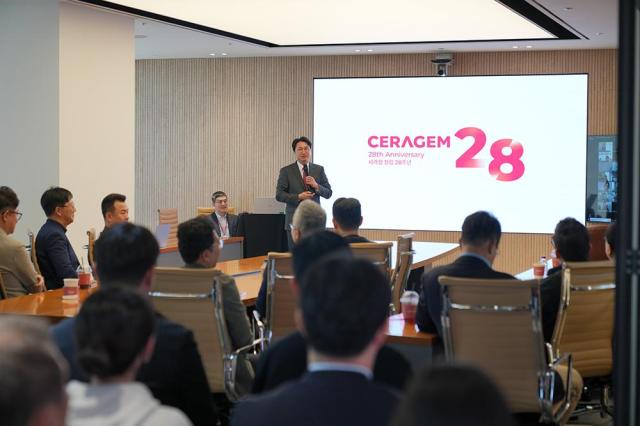 세라젬 창립 28주년 기념식에서 이경수 대표이사 사장이 임직원들에게 회사 비전을 공유하고 있다 사진세라젬
