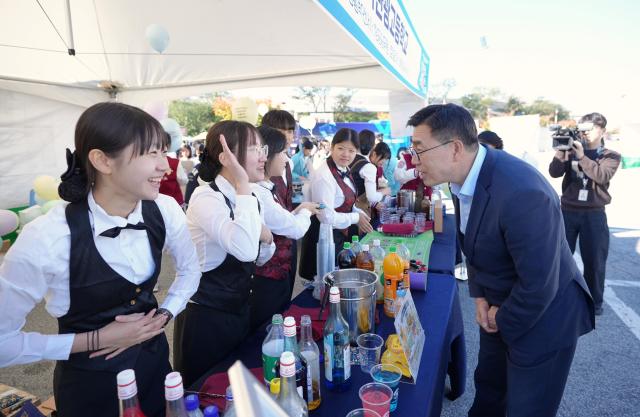최원용 시장이 2026 평택시 청소년진로박람회 ‘꿈날’ 행사장을 둘러보고 있다 사진평택시