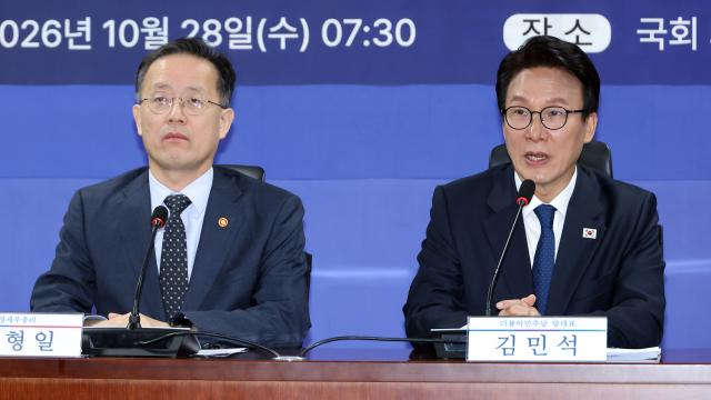 김민석 더불어민주당 대표가 28일 국회 의원회관에서 열린 가상자산과세 당정협의회에서 발언하고 있다 왼쪽은 이형일 부총리 겸 재정경제부 장관사진연합뉴스