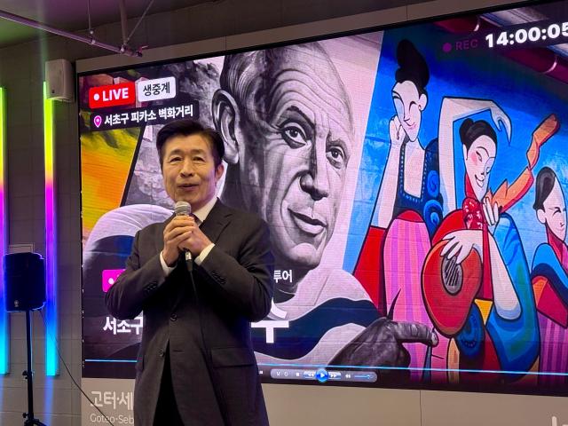 전성수 서초구청장이 27일 반포동 피카소 벽화거리 일대에서 기자설명회를 열고 고터·세빛 관광특구에 대해 설명하고 있다 사진박자연 기자