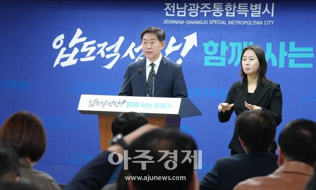 백승주 광주특별시 균형발전부시장이 28일 기자들과 만나 학교 무상급식이 차질 없게 하겠다고 밝혔다사진광주특별시
