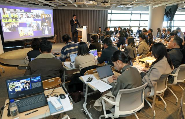 최휘영 문화체육관광부 장관이 28일 서울 종로구 아트코리아랩에서 관광 분야 기자간담회를 열고 2026년 관광 분야 성과와 향후 정책 방향을 발표하고 있다 사진문화체육관광부