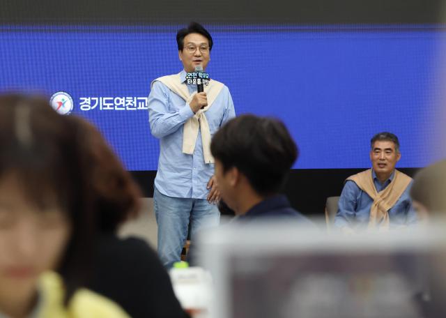 안민석 경기도교육감이 27일 오전 연천군 종합복지관에서 박종일 연천부군수 이문구연천교육장 시의원 학부모등이 참석한 가운데 찾아가는 교육감실 타운홀미팅을 하고있다 사진경기도교육청