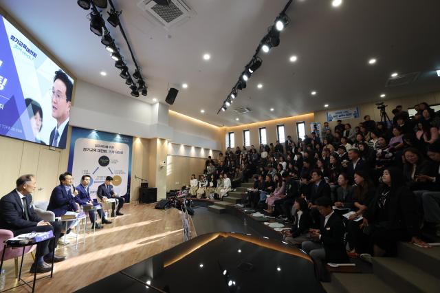 안민석 경기도교육감이 27일 오후 포천시 한울교회에서 김용태 국회의원 백영현 포천시장 류귀열 포천교육장 시의원 학부모등이 참석한 가운데 찾아가는 교육감실 타운홀미팅을 하고 있다 사진경기도교육청