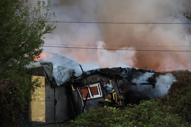 Un gran incendio en la aldea de Guryong reaviva la atención sobre la reurbanización…140 viviendas sin desalojar como factor variable para el inicio de obras
