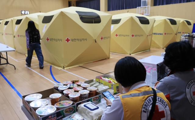 서울시 강남구 구룡마을에 화재가 발생한 다음 날인 28일 인근 학교 강당에 이재민을 위한 임시대피소가 마련되어 있다 사진연합뉴스
