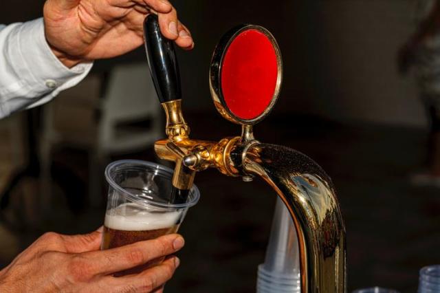 Bares de cerveza de barril enfrentan aumento de impuestos y caída de clientes con fin de exención fiscal a fin de año