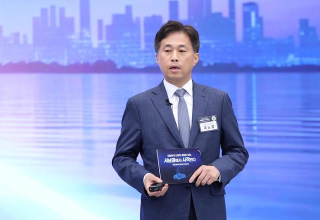 곽노정 SK하이닉스 대표이사가 지난 6월 광주 서구 김대중컨벤션센터에서 열린 서남권 첨단산업 발전비전 국민보고회에서 투자계획 발표를 하고 있다 사진청와대사진기자단